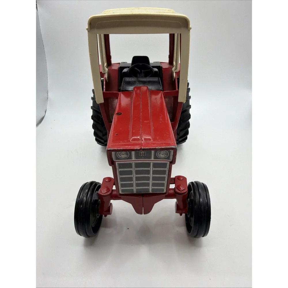 Vintage 1/16 Ertl International harvester 1586‎ diecast w/frontend tractor.